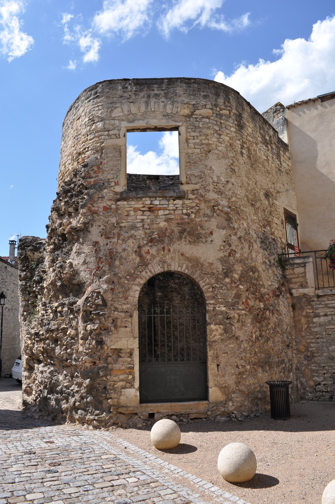 Le Trou du Chien Square du Puits de la Chaîne - Anse