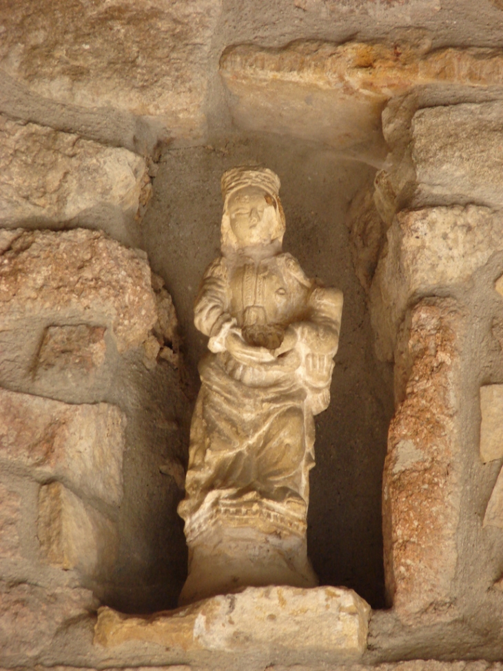 Statuette au-dessus de l'une des portes de l'Eglise de Chambost - Chambost-Allières
