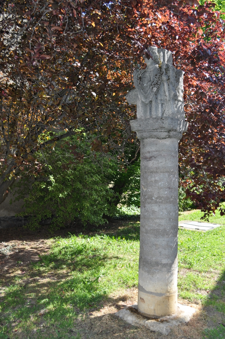 Colonne près de l'Eglise - Charly