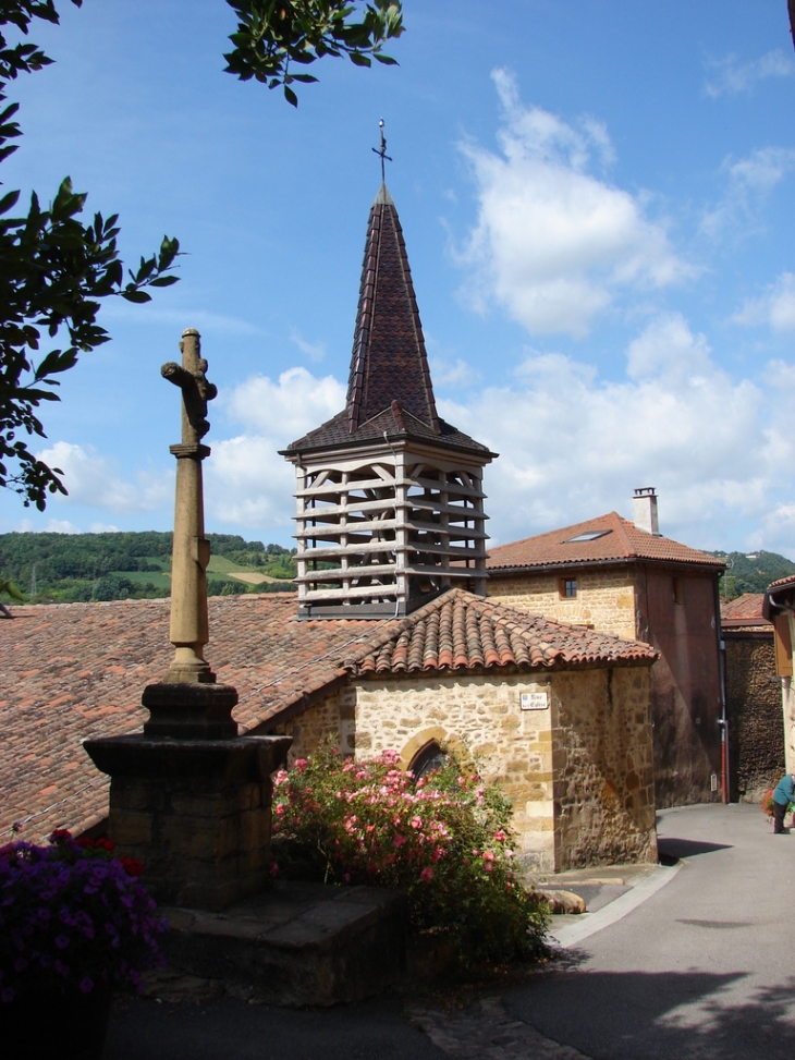 La Croix et le Clocher de l'Eglise Divo Camillo - Châtillon