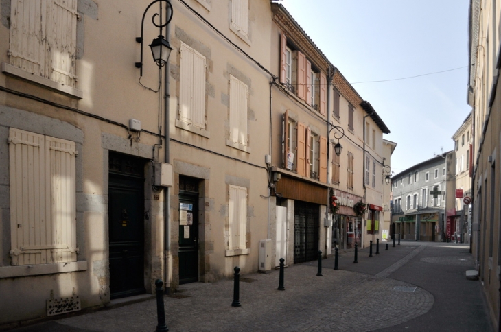 Dans les Rues du Village - Condrieu