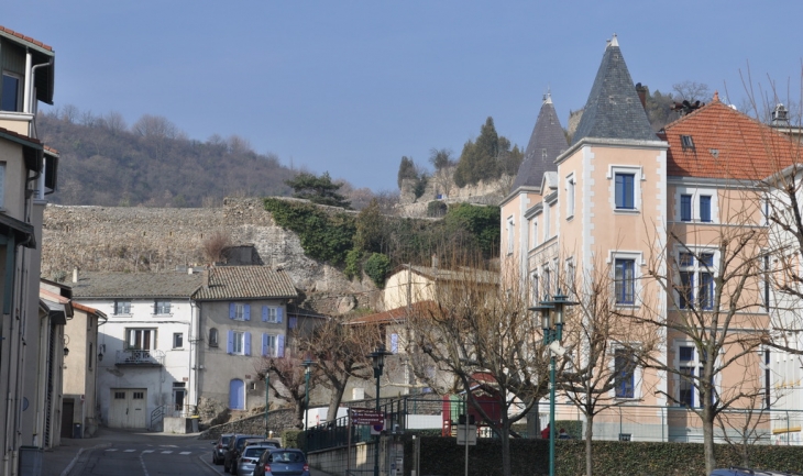 Dans les Rues du Village - Condrieu