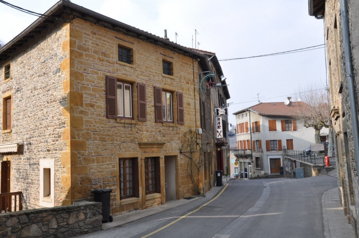 Maisons au centre de Courzieu