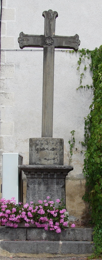 La Croix près de l'Eglise - Cublize