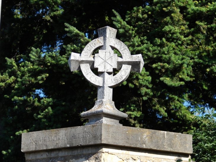 A l'angle d'un mur d'enceinte, Dardilly-le-Haut