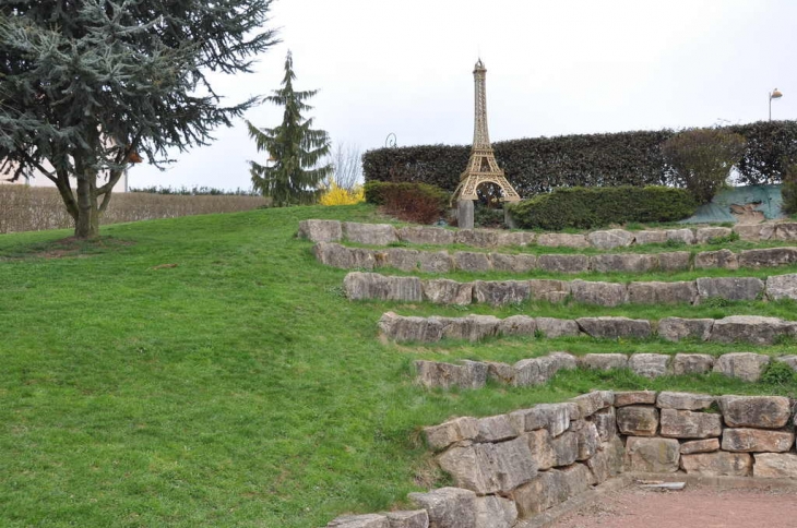 Parc avec sa tour effel - Duerne