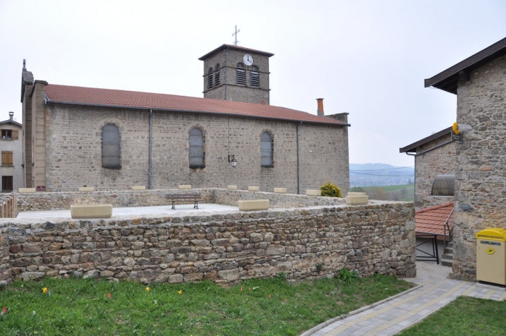 Eglise vue de coté à Duerne