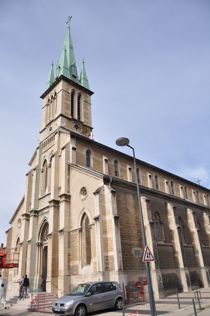 Eglise vue de coté - Fontaines-sur-Saône