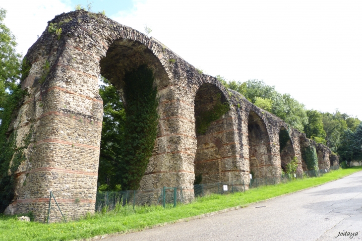 Francheville. Vestiges de l'aqueduc.