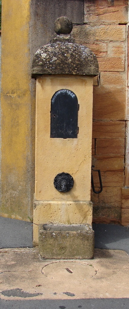 Une Fontaine dans les rues du village - Frontenas