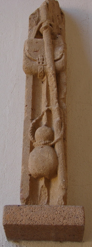 Sculpture sous le Porche de l'Eglise (Emblème des Pélerins) - Jarnioux