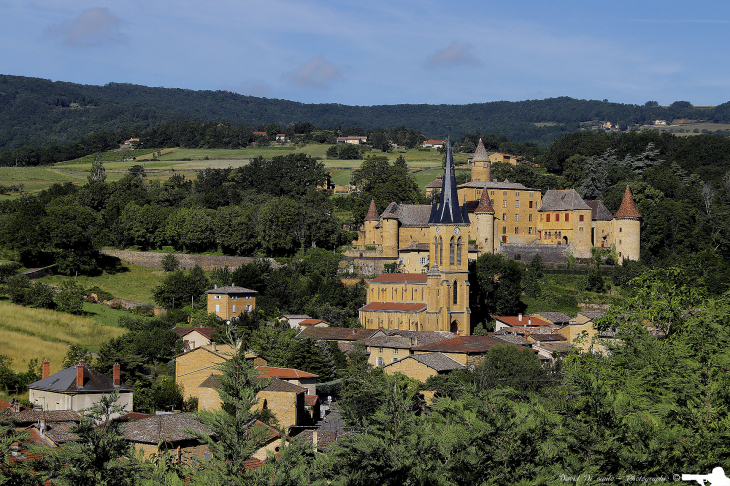 Vue sur l'église et le château de Jarnioux