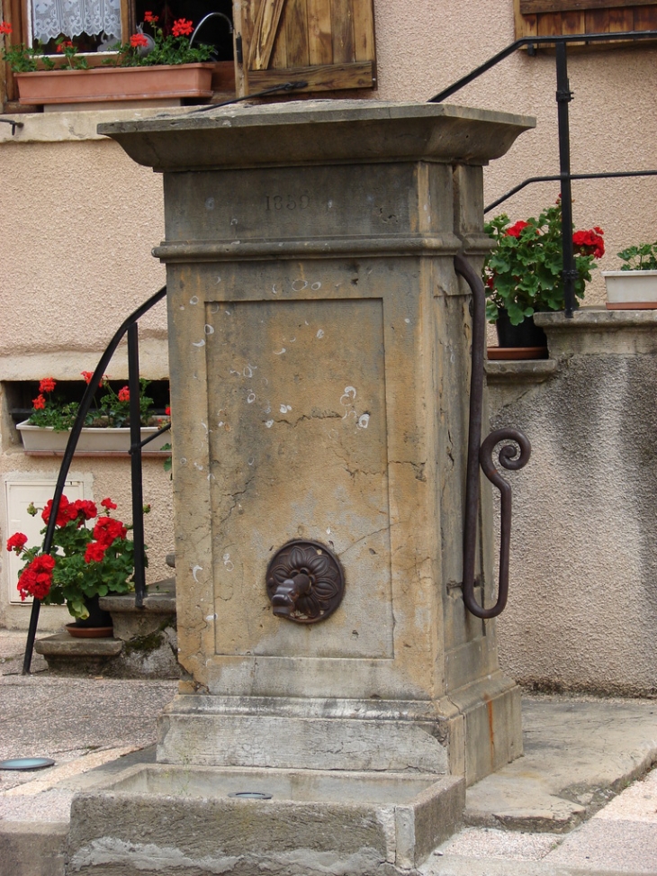 La fontaine - Lacenas