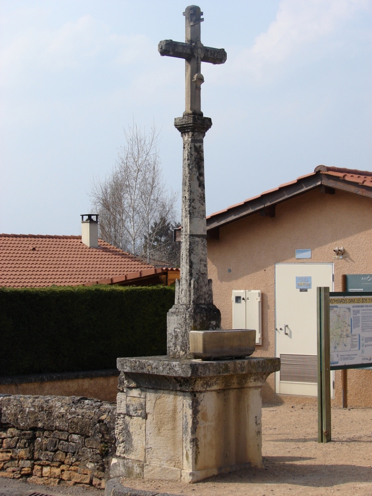 La Croix sur la Place de la Mairie - Lachassagne