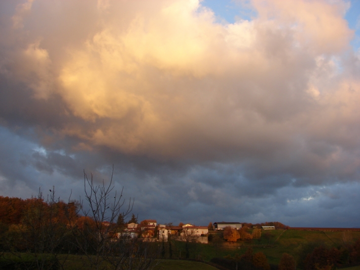 Sous un ciel tourmenté - Lentilly