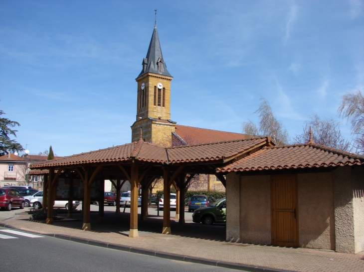 Le Marché Couvert et l'Eglise - Les Olmes