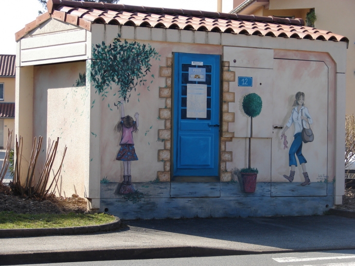 Un Poste EDF joliment décoré par Vanille Fresque - Lissieu