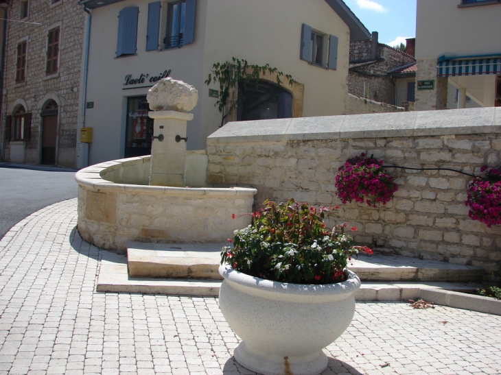 Une vue du village - Lucenay