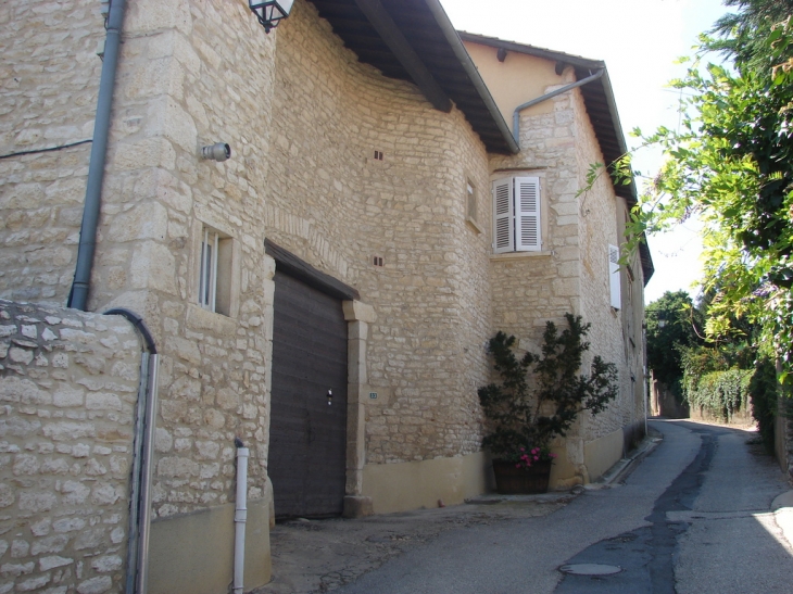 Une rue du village - Lucenay