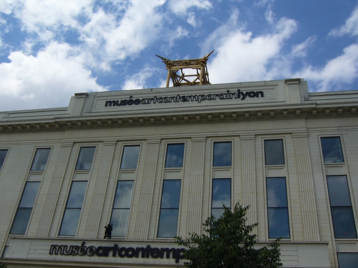 Regardez le diable noir au dessus de la lettre a  il y en a trois à LYON qui les connait  ?????? - Lyon 2e Arrondissement