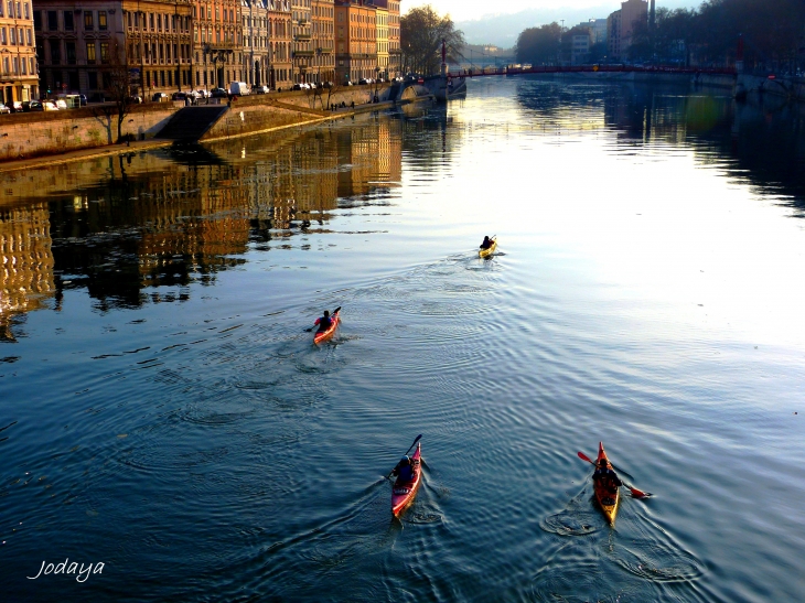 Lyon. Kayakistes sur la Saône. - Lyon 2e Arrondissement