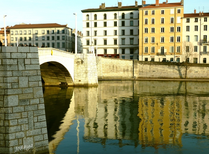 Lyon. La Presqu'île côté Saône. Pont Bonaparte. - Lyon 5e Arrondissement