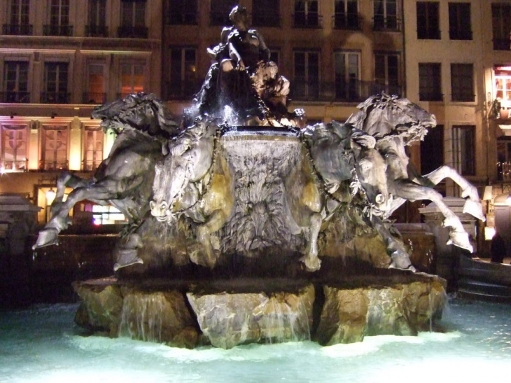 Place des Terreaux, fontaine de Bartholdi - Lyon