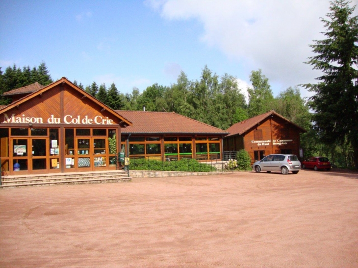 Monsols (69860) Maison du Col de Crie avec maison de la Communauté de Communes