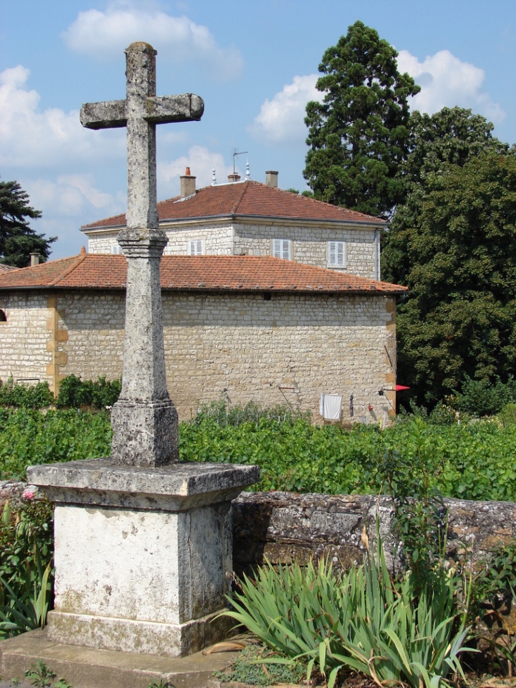 Une des Croix du Village - Morancé