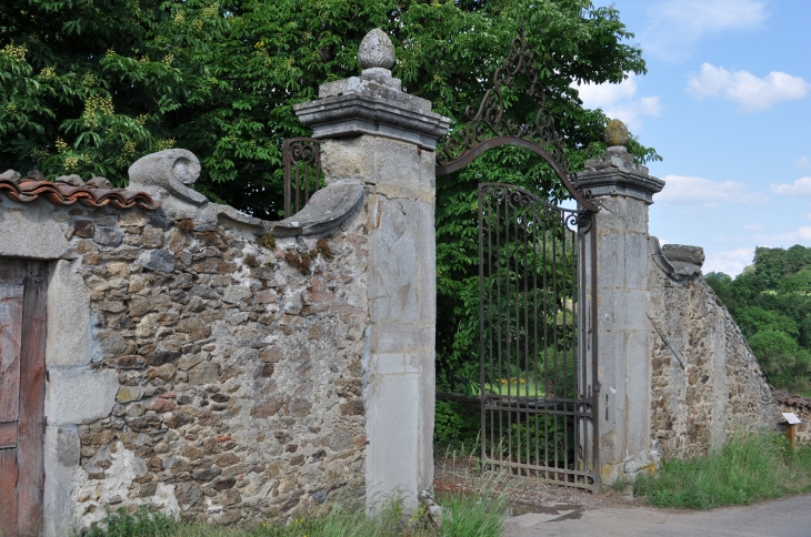 L'Entrée du Château de Saconay - Pomeys