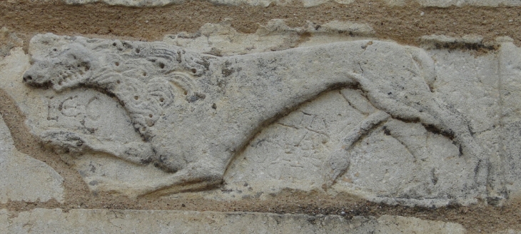 Lion, la queue entre les pattes sur la façade de l'Eglise Saint-Barthélémy - Pommiers