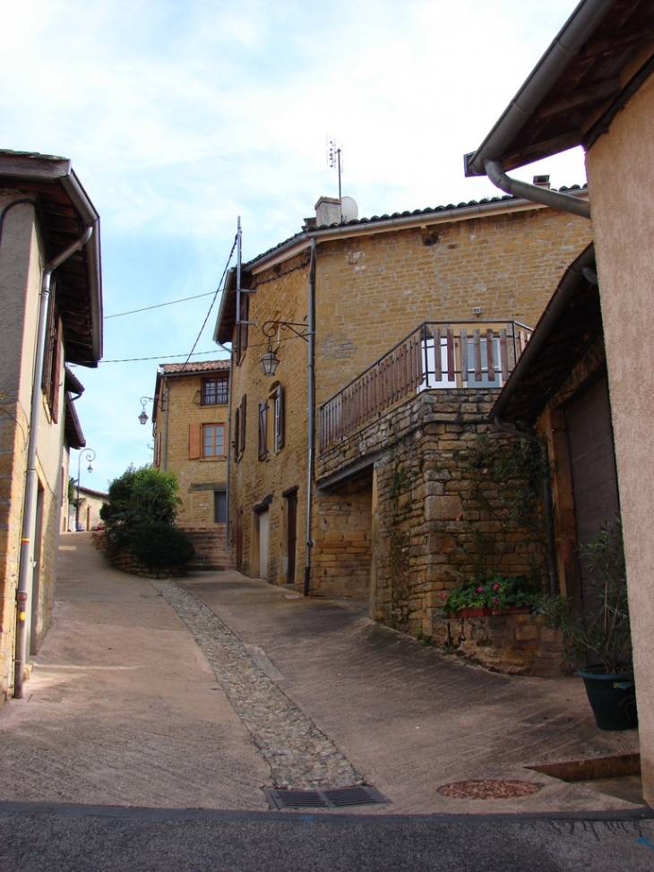 Une Rue du Village - Pouilly-le-Monial