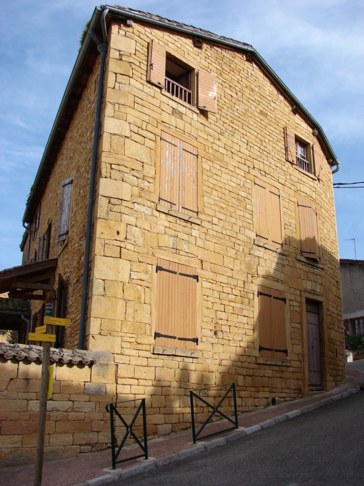 Dans le Village - Pouilly-le-Monial