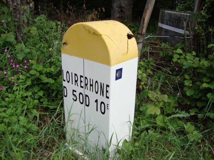 Poule-les-Écharmeaux (69870) Belleroche (Loire) - Les Écharmaux (Rhône), borne  entre départements, balisage St.Jacques