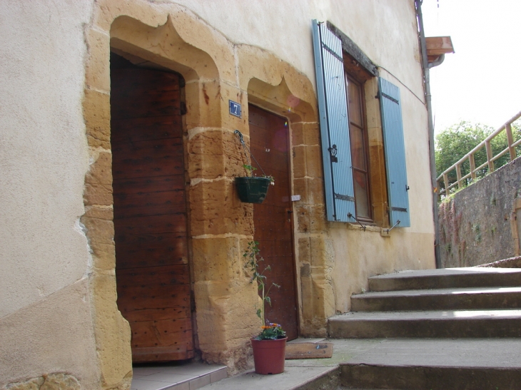 De jolies portes sur la colline de Montbloy - Sain-Bel