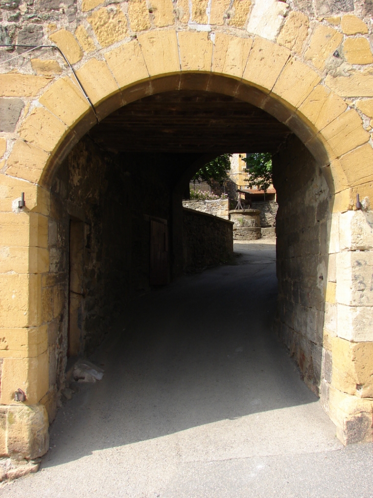 Porte accédant au château - Sain-Bel