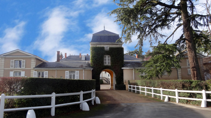 Château de Pougelon - Saint-Étienne-des-Oullières