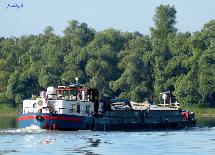 Saint-Georges-de-Reneins. Port Rivière. Péniche sur la Saône.