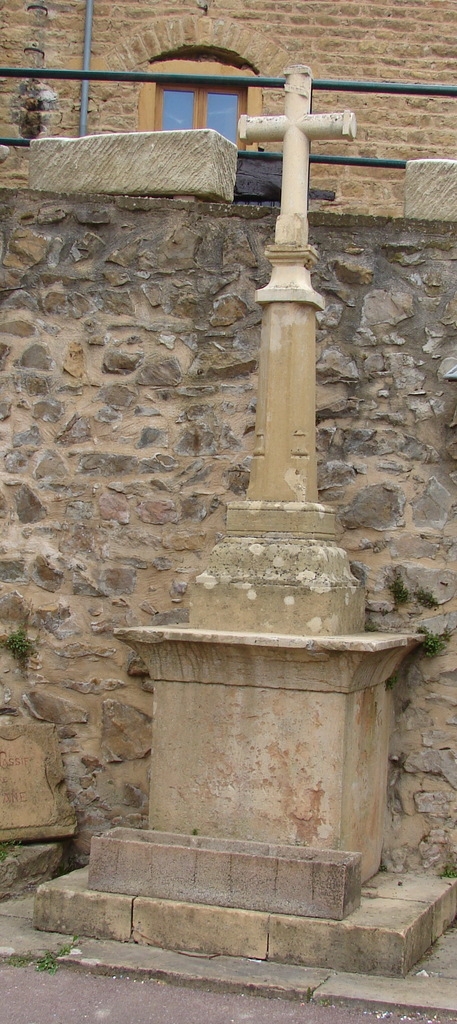 Croix près de l'Eglise - Saint-Laurent-d'Oingt