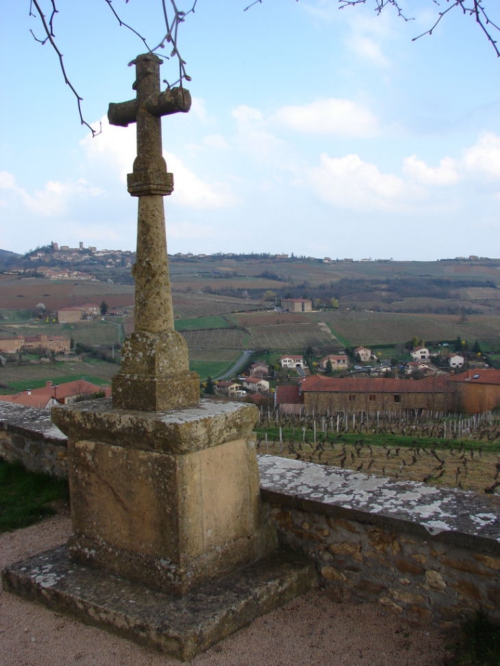 La Croix sur l'Esplanade de la Chapelle - Saint-Laurent-d'Oingt