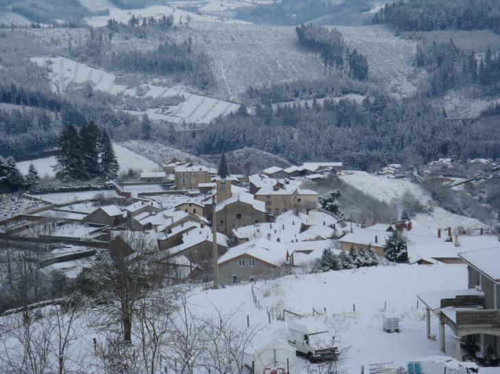 Vue surplombante sur le village de St Nizier sous la neige - Saint-Nizier-d'Azergues