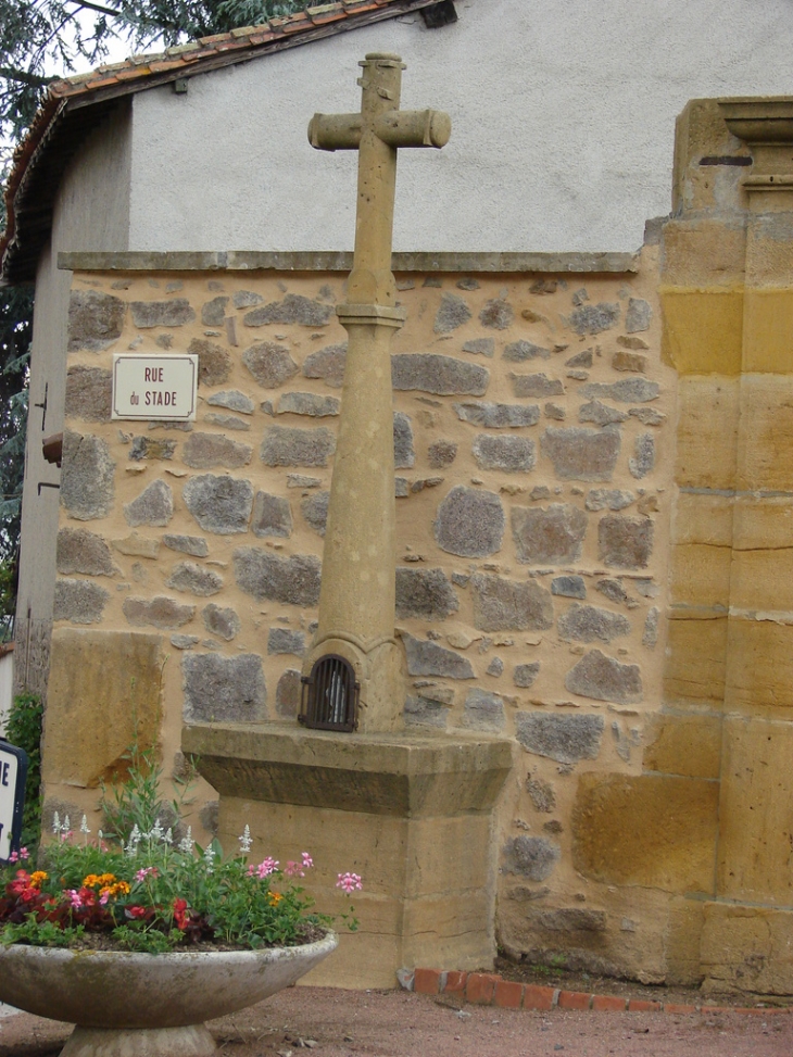 La croix, rue du Stade - Saint-Romain-de-Popey