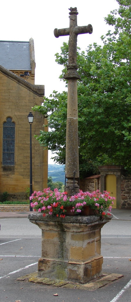 La Croix près de l'Eglise - Saint-Vérand