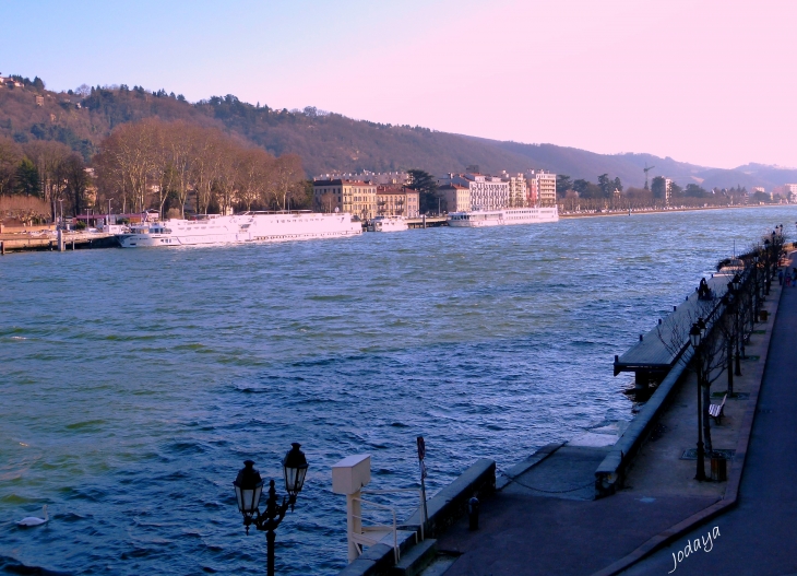 Sainte Colombe. Soleil couchant sur le Rhône. - Sainte-Colombe