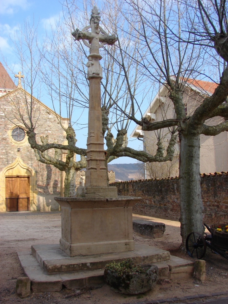 La Croix sur la Place Léa Moret - Sainte-Paule