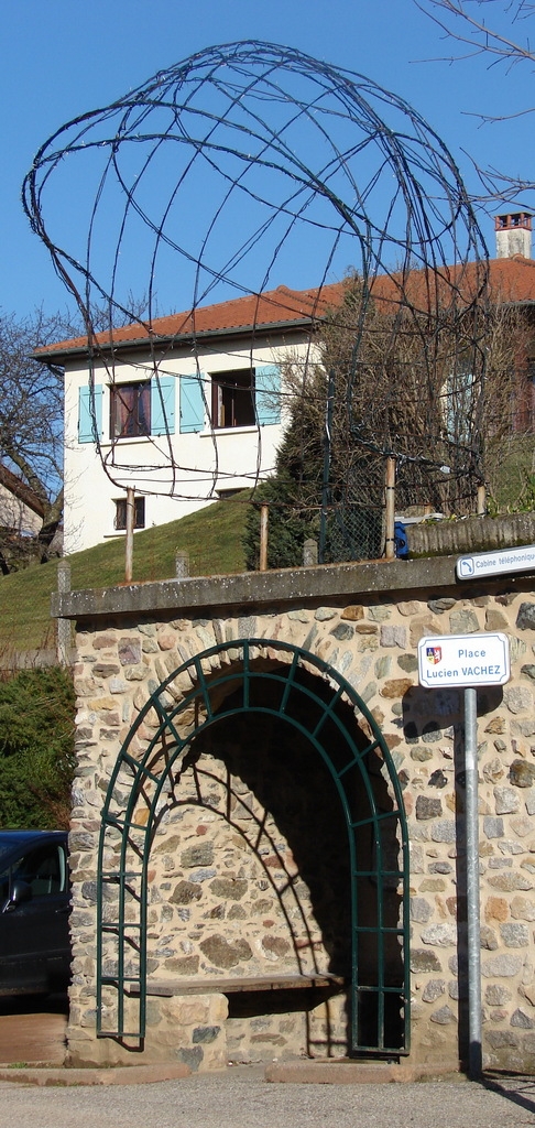 Sur la Place Lucien Vachez - Sourcieux-les-Mines