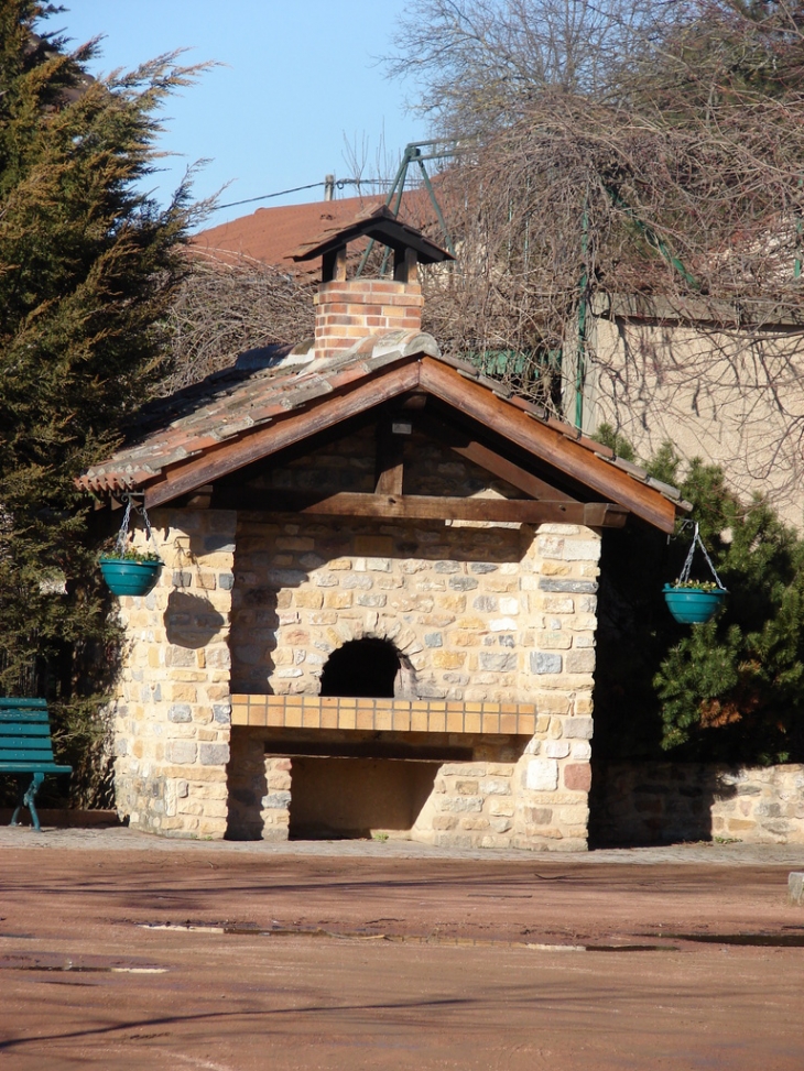 Sur la Place Lucien Vachez - Sourcieux-les-Mines