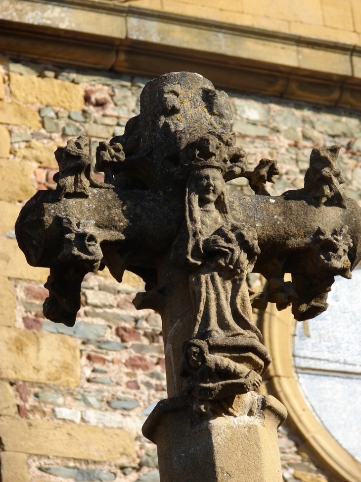 La Croix près de l'Eglise - Sourcieux-les-Mines