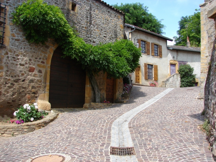 Dans les rues du Village - Ternand