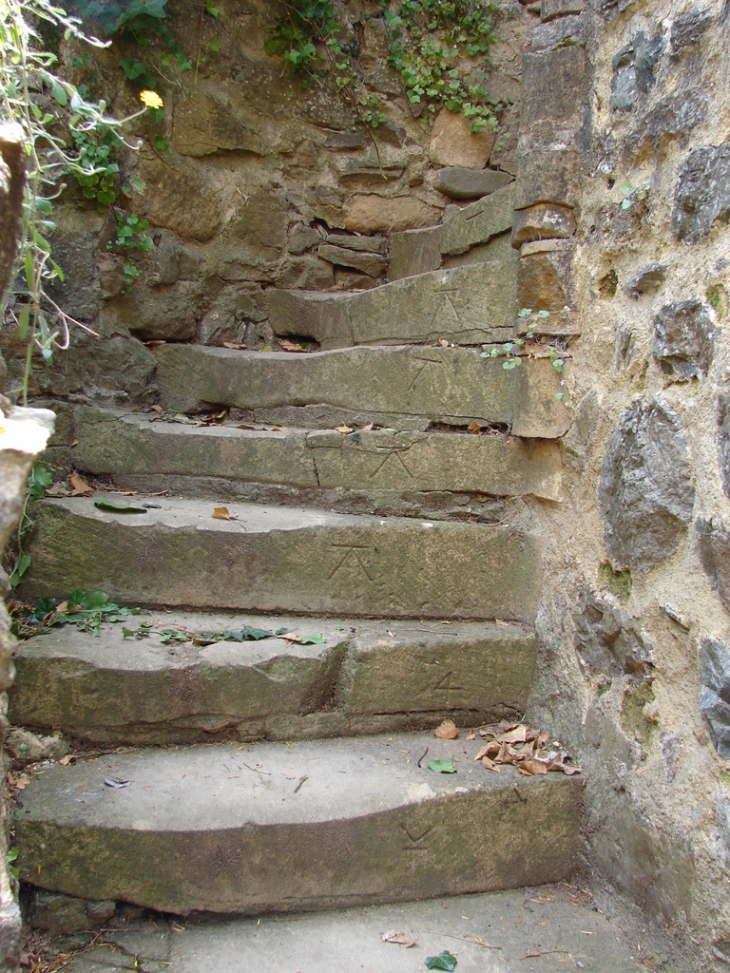 Escalier à vis et Marques compagnonniques - Ternand